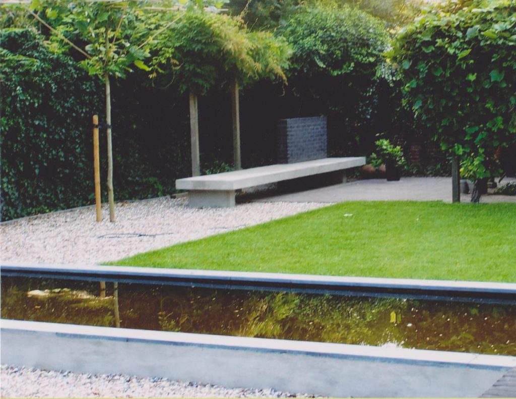 modern tuinontwerp met strakke lijnen, vijver, terras met zitelement beton, realisatie bestrating, Frank Marneth, studio Marneth